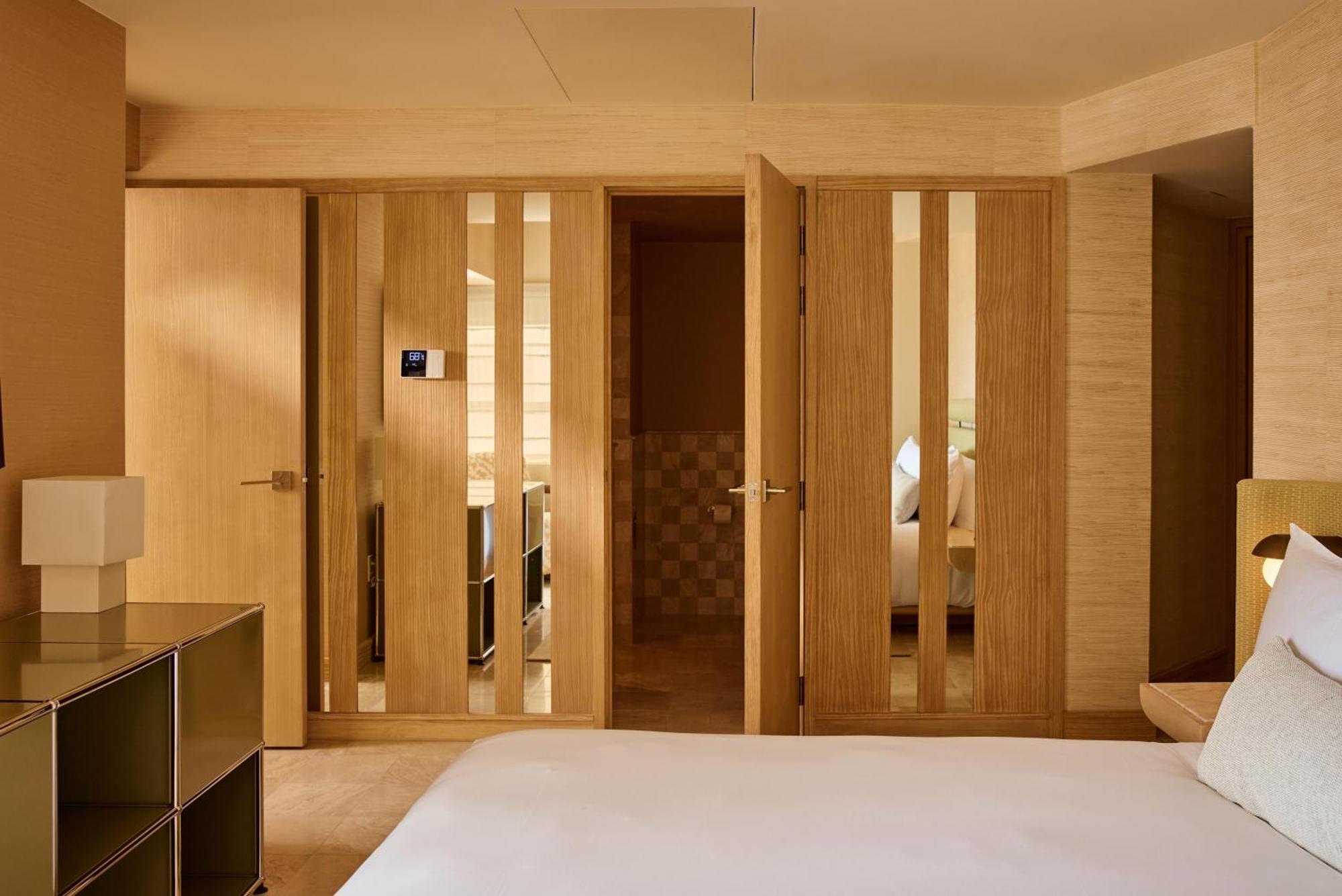 Zimmer mit Kingsize-Bett und Stadtblick