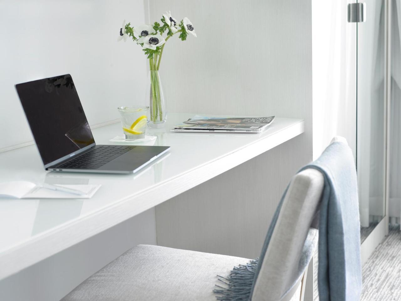 Zimmer mit Queensize-Bett und Poolblick