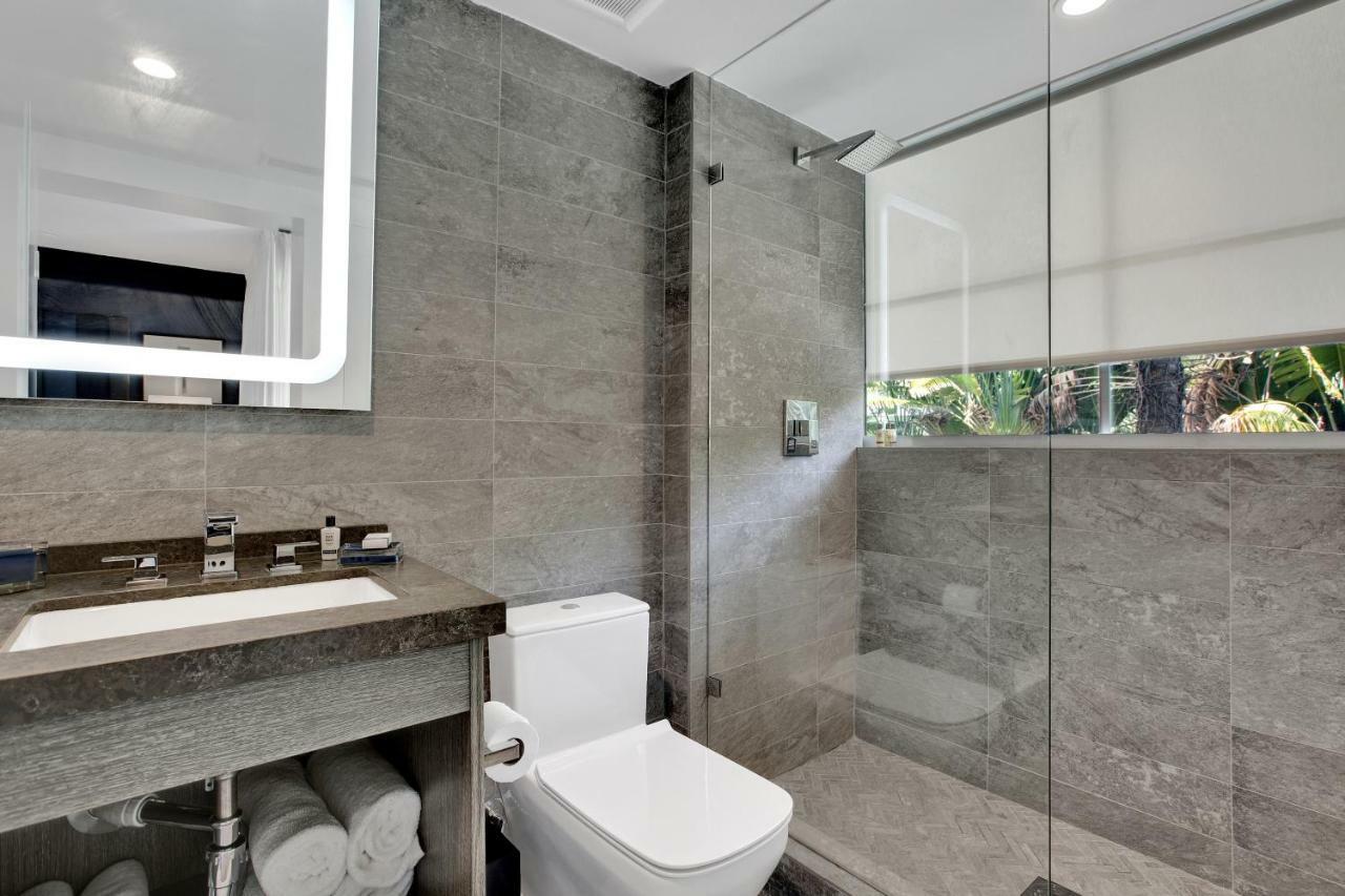 Quarto King Deluxe com Vista Jardim, Varanda e Duche para Pessoas com Mobilidade Condicionada
