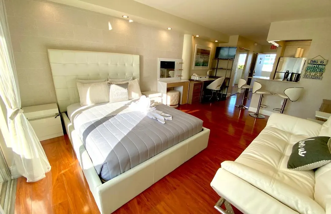 Modern Waterfront Apartment With Miami Skyline View, Free Parking 5 Mins Drive To Miami Beach-1