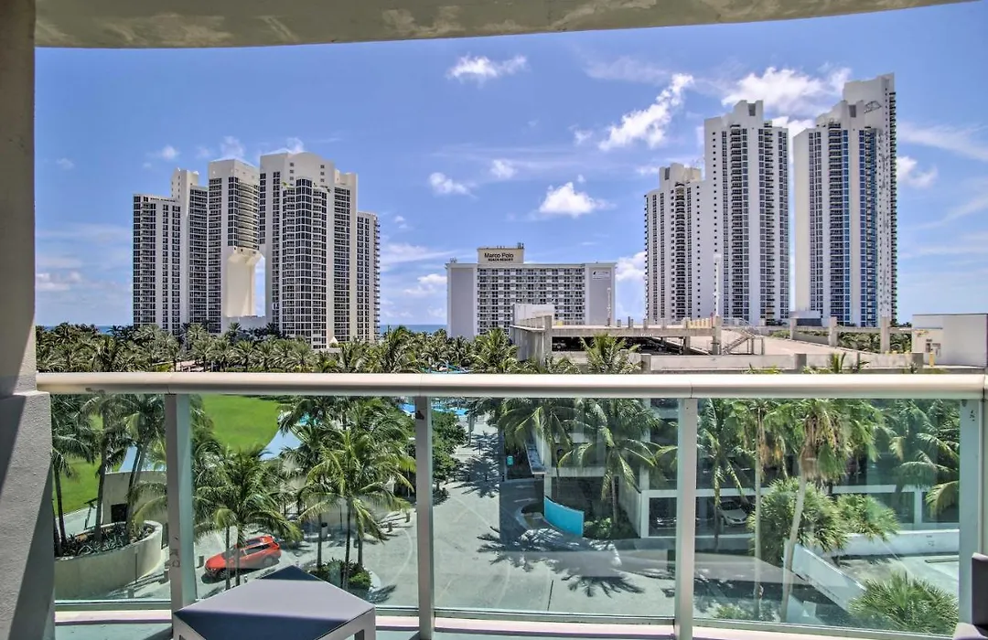 < Half-Mi To Beach: Sunny Isles Resort Condo-1