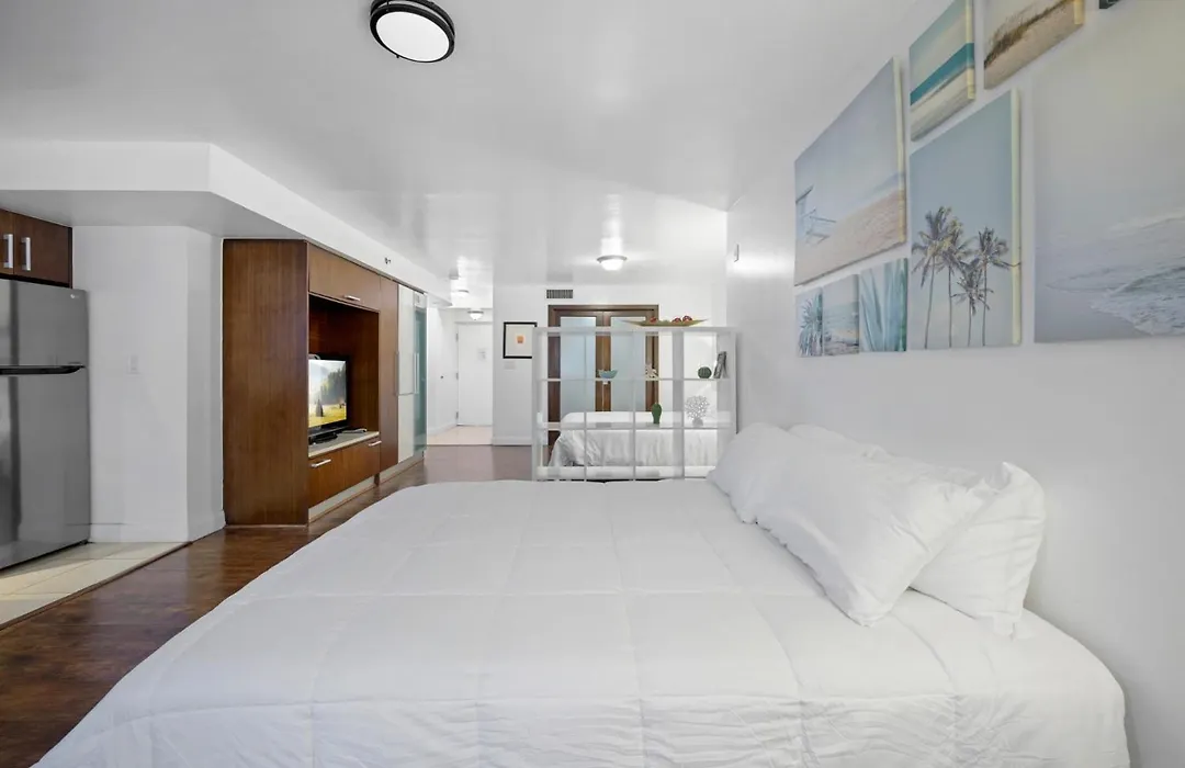 Ocean Drive Apartments With Rooftop Pool, South Beach, Miami-1