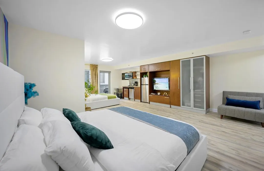 Ocean Drive Apartments With Rooftop Pool, South Beach, Miami-1