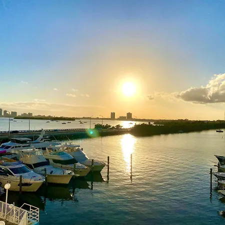 Modern Waterfront Apartment With Miami Skyline View, Free Parking 5 Mins Drive To Miami Beach-3