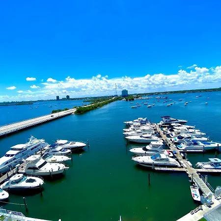 Premium Modern Waterfront Apartment With Miami Skyline View On The Bay 5 Mins Drive To Miami Beach With Free Parking-2