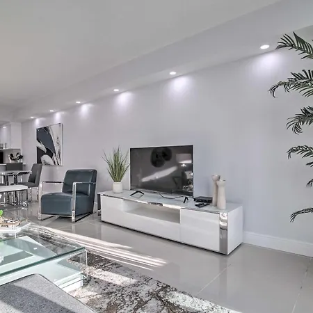< Half-Mi To Beach: Sunny Isles Resort Condo-3