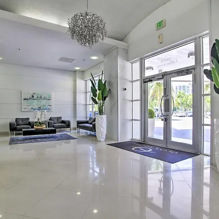 < Half-Mi To Beach: Sunny Isles Resort Condo-2