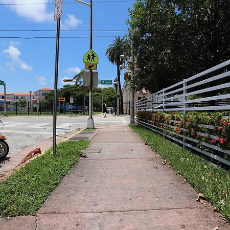 South Beach Steps To Ocean Drive Free Parking & Pet Friendly-3