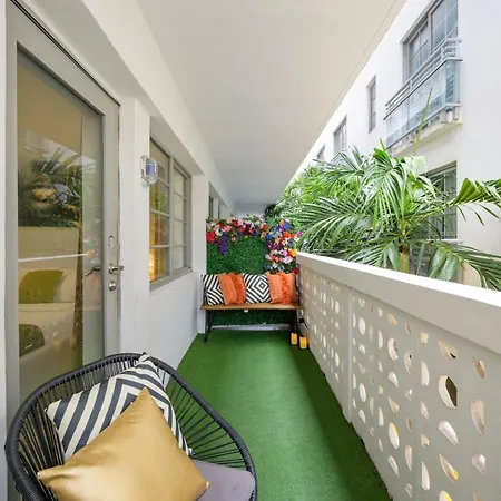Ocean Drive Apartments With Rooftop Pool, South Beach, Miami-3