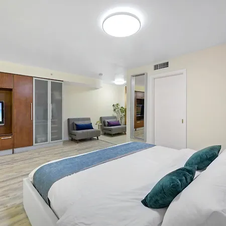 Ocean Drive Apartments With Rooftop Pool, South Beach, Miami-3