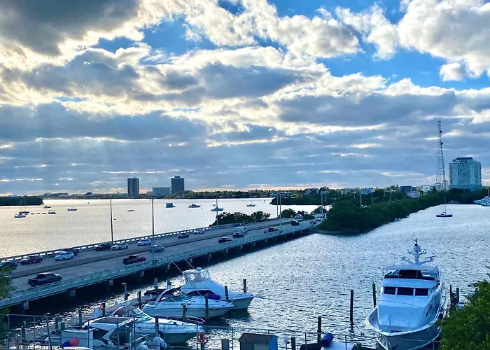 Modern Waterfront With Miami Skyline View, Free Parking 5 Mins Drive To