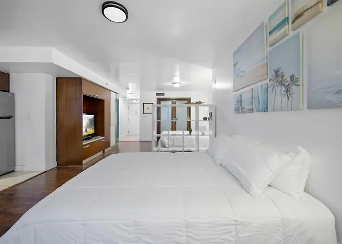 Ocean Drive Apartments With Rooftop Pool, South Beach, Miami Miami Beach, USA