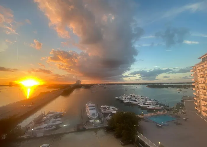 Panoramic Luxurious Waterfront One Bedroom Apartment With Miami Skyline View Free Parking 5Min Drive To Miami Beach