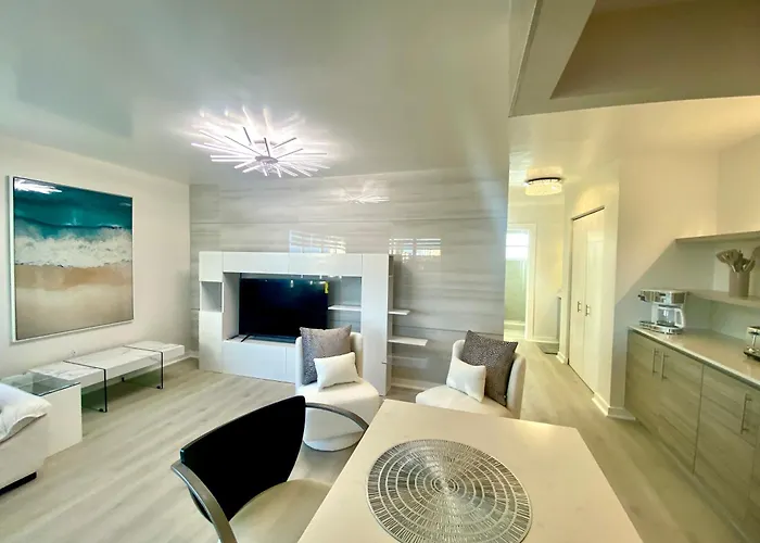 Panoramic Luxurious Waterfront One Bedroom Apartment With Miami Skyline View Free Parking 5Min Drive To Miami Beach, USA