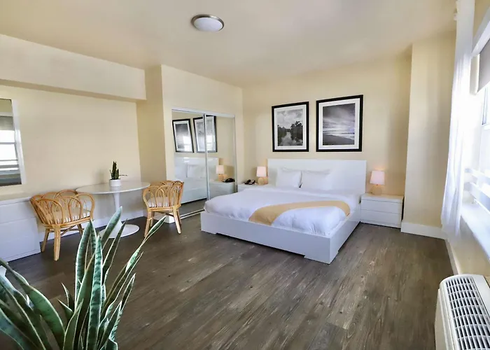 Art Deco Suite Steps From Beach In South Of Fifth