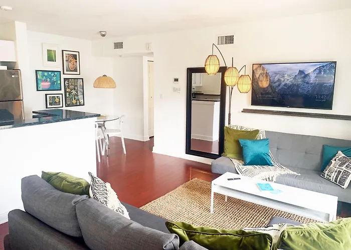 South Beach Walk To Sea Free Parking & Balcony Family & Pet Friendly Miami Beach, USA