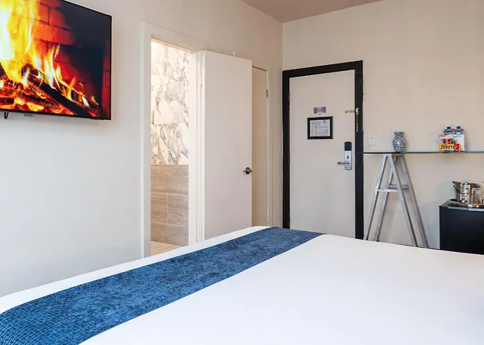Chesterfield Hotel & Suites